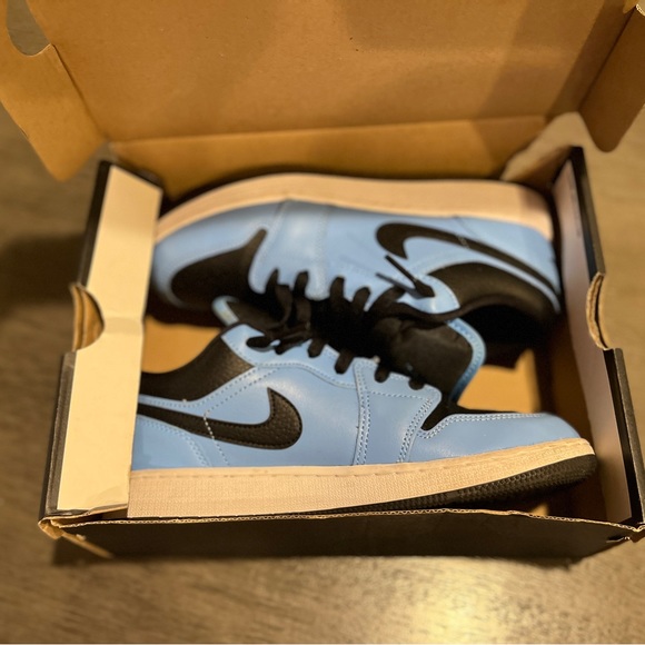 University Blue Jordan 1 Low Top - Picture 2 of 5